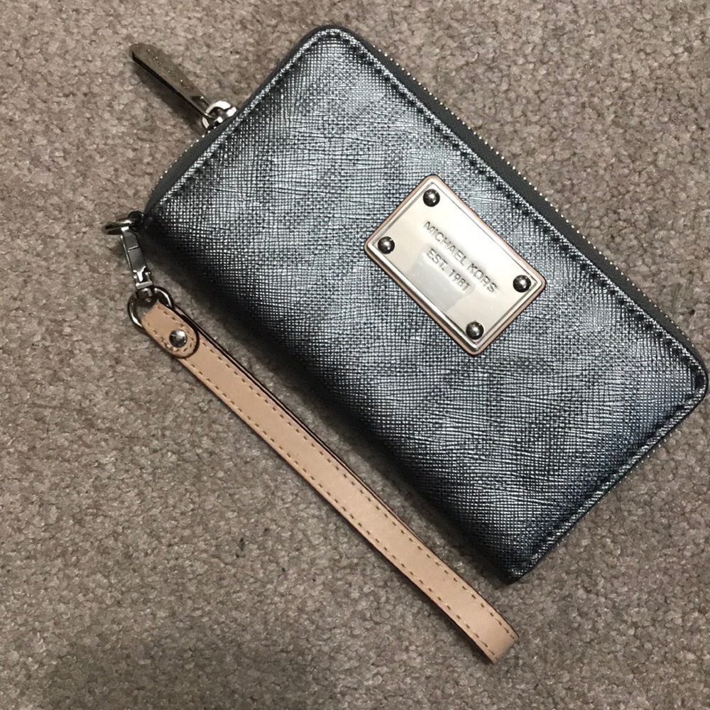 Michael kors wristlet wallet